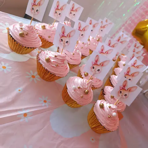 Cupcakes rosados decorados para una celebración