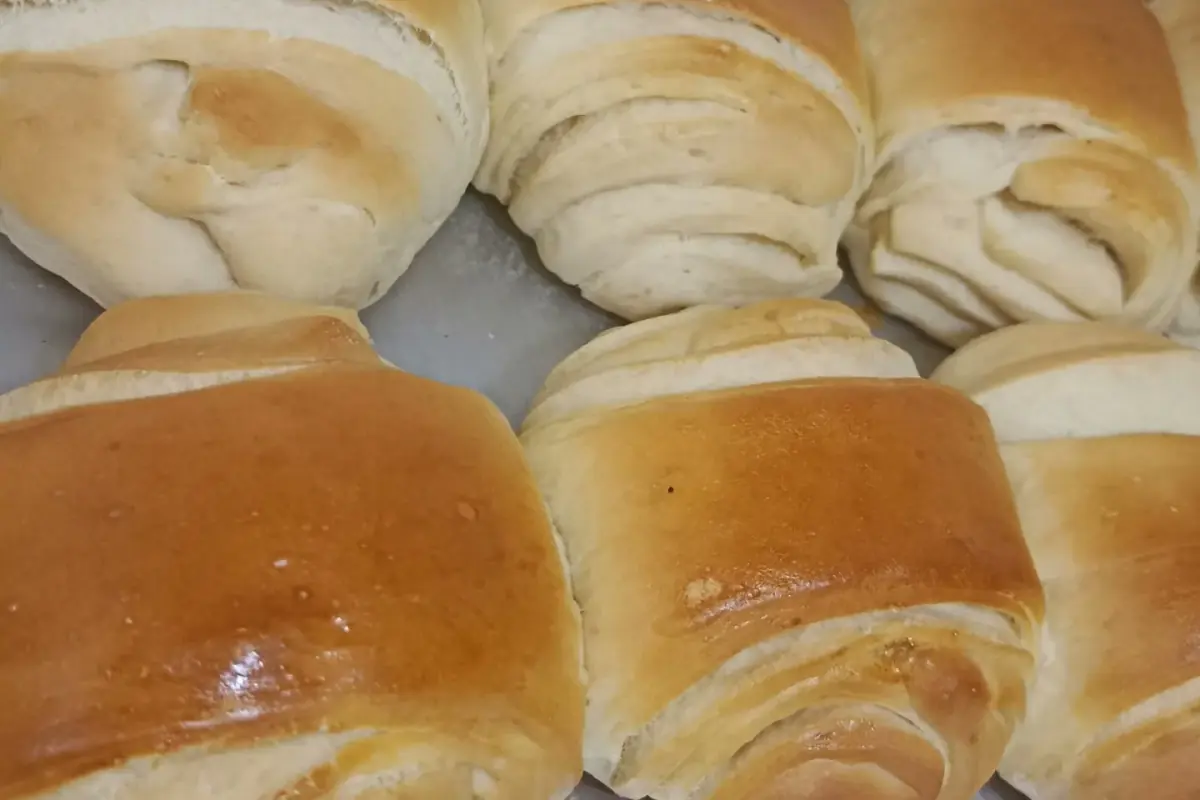 Bandeja de panes de leche recién horneados, dorados y suaves