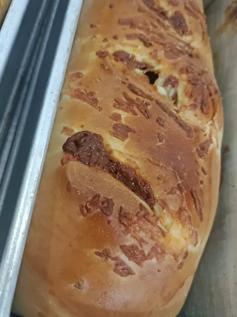 Pan relleno de arequipe y queso