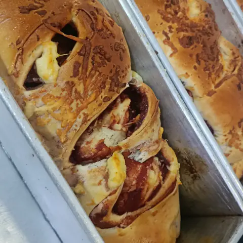 Pan relleno de guayaba y queso