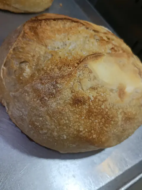Pan de masa madre redondo y crocante