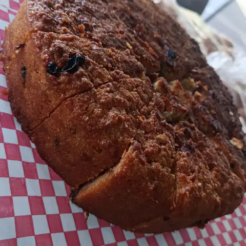 Torta de pan con uvas pasas